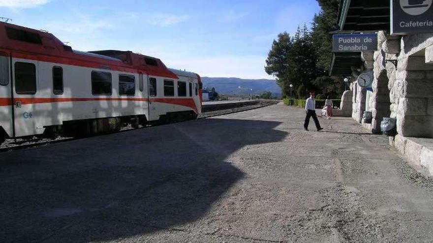 Llegada de un tren a la estación de Puebla de Sanabria.