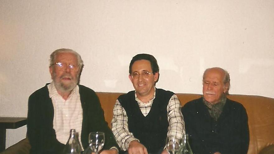 Luis García Berlanga, con el cronista de Peñíscola Joan B. Simó y el actor Manuel Alexandre, en la recepción de la Hosteria del Mar, conversando tras el rodaje.