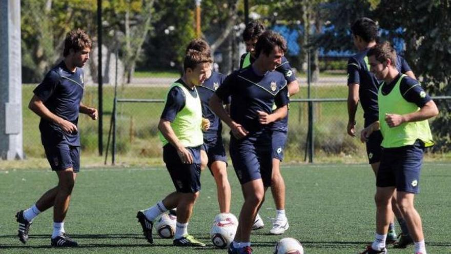 Un momento de un entrenamiento del Pontevedra B en A Xunqueira. // Rafa Vázquez