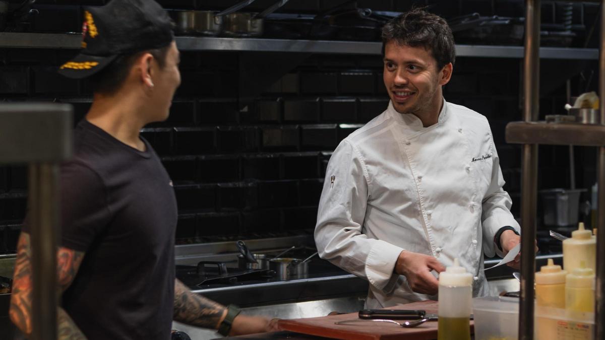 Marcos Pujadas, en la cocina del restaurante Dos Cucharas.