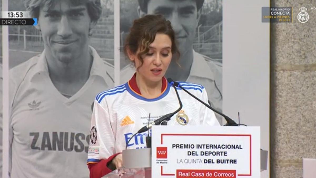 Ayuso se pone la camiseta del Madrid para homenajear a la Quinta del Buitre