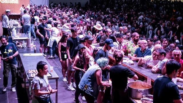 Arriba, espacio gastronómico del festival PortAmérica en una pasada edición. Debajo, uno de los conciertos en la Azucreira de Portas. |   // SARA CASTAÑO / MARÍA POL