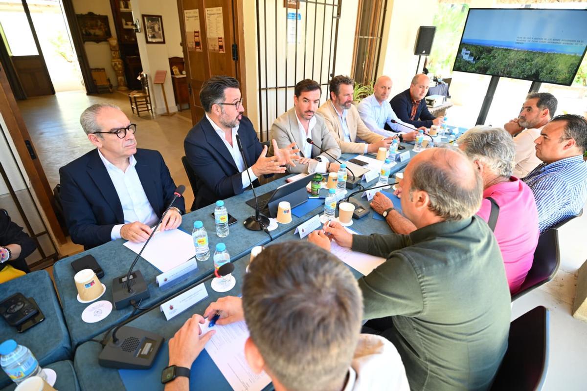 Reunión del alcalde y cuatro de sus concejales con técnicos y agentes del Palmeral de Elche en el Hort de Pontos