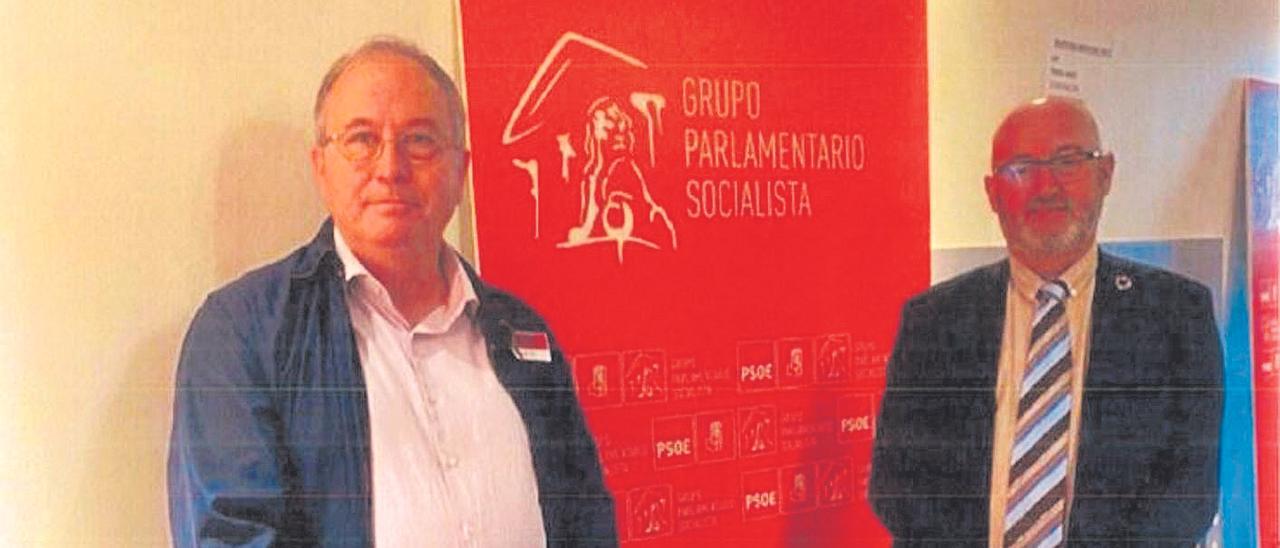 El empresario Raúl Gómez Rojo con el diputado socialista Juan Bernardo Fuentes durante una visita al Congreso.