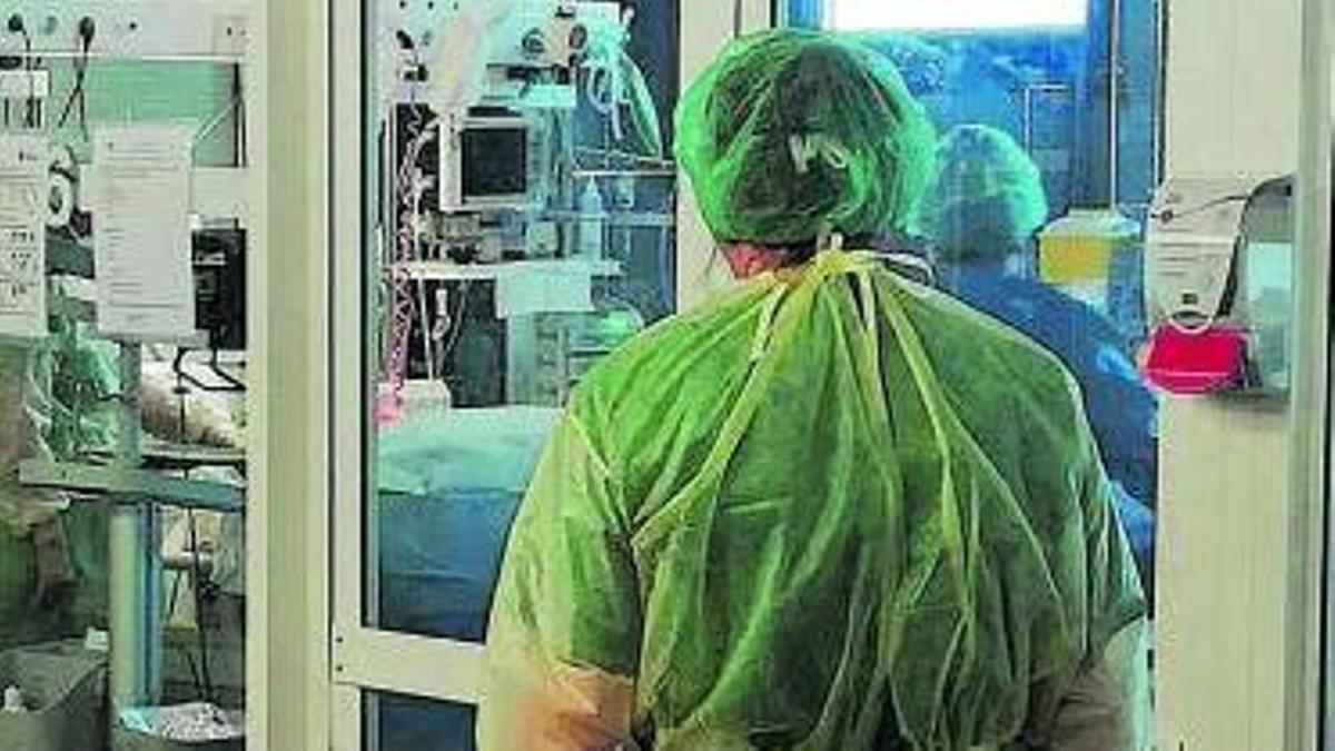 Una sanitaria en el área covid de un hospital insular.