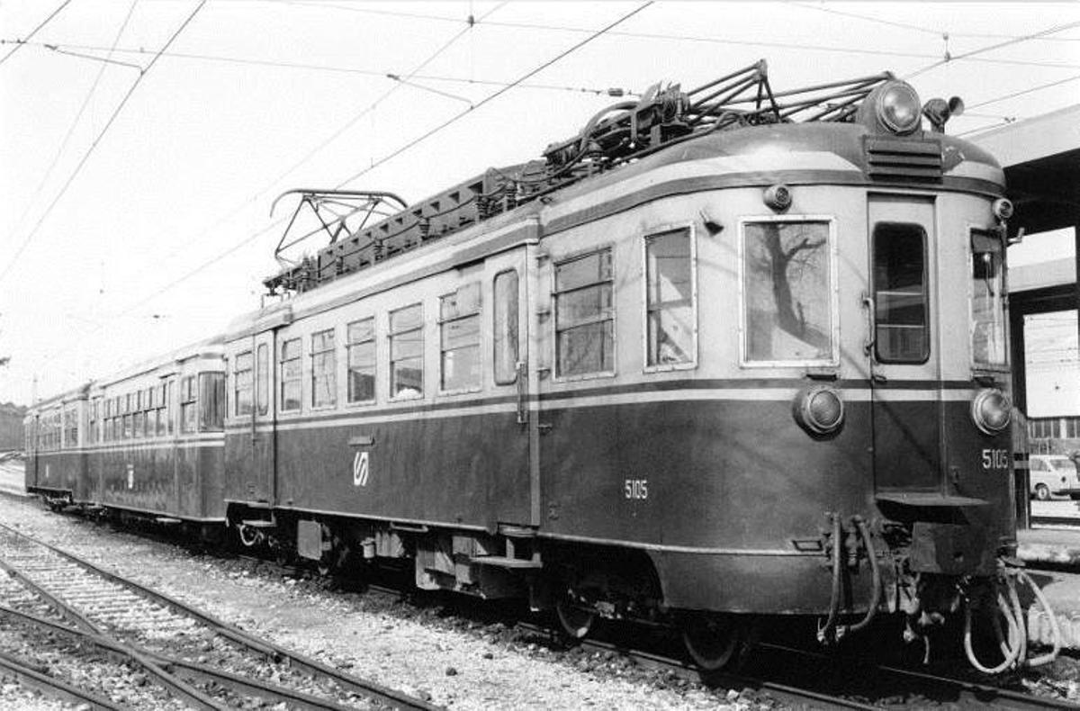 El vehicle ferroviari ara restaurat quan estava en circulació, l'any 1985