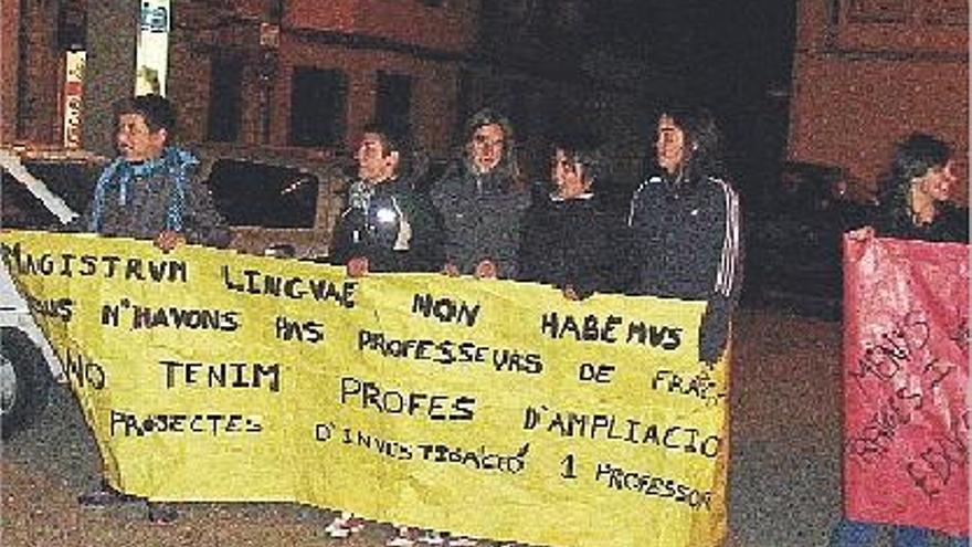 Los alumnos del IES, con pancartas, leyeron un comunicado.