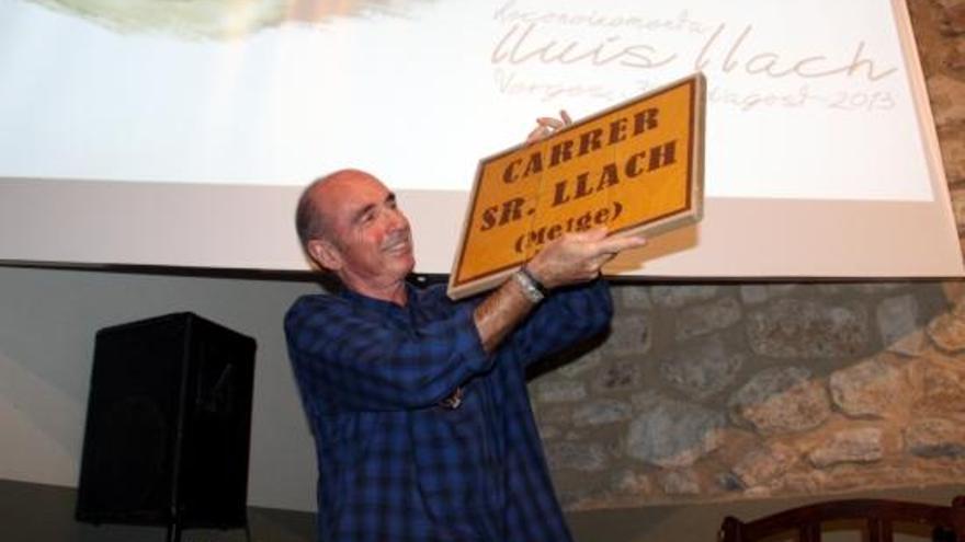 Lluís Llach amb la placa del carrer en reconeixement al seu pare