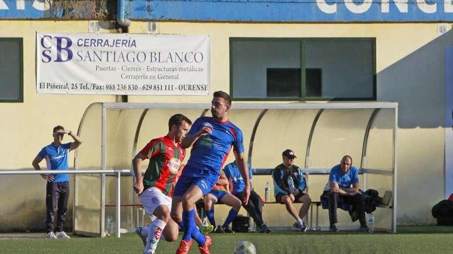 Un jugador del Barbadás y otro del Vilalbés lucha por el balón. // Regal