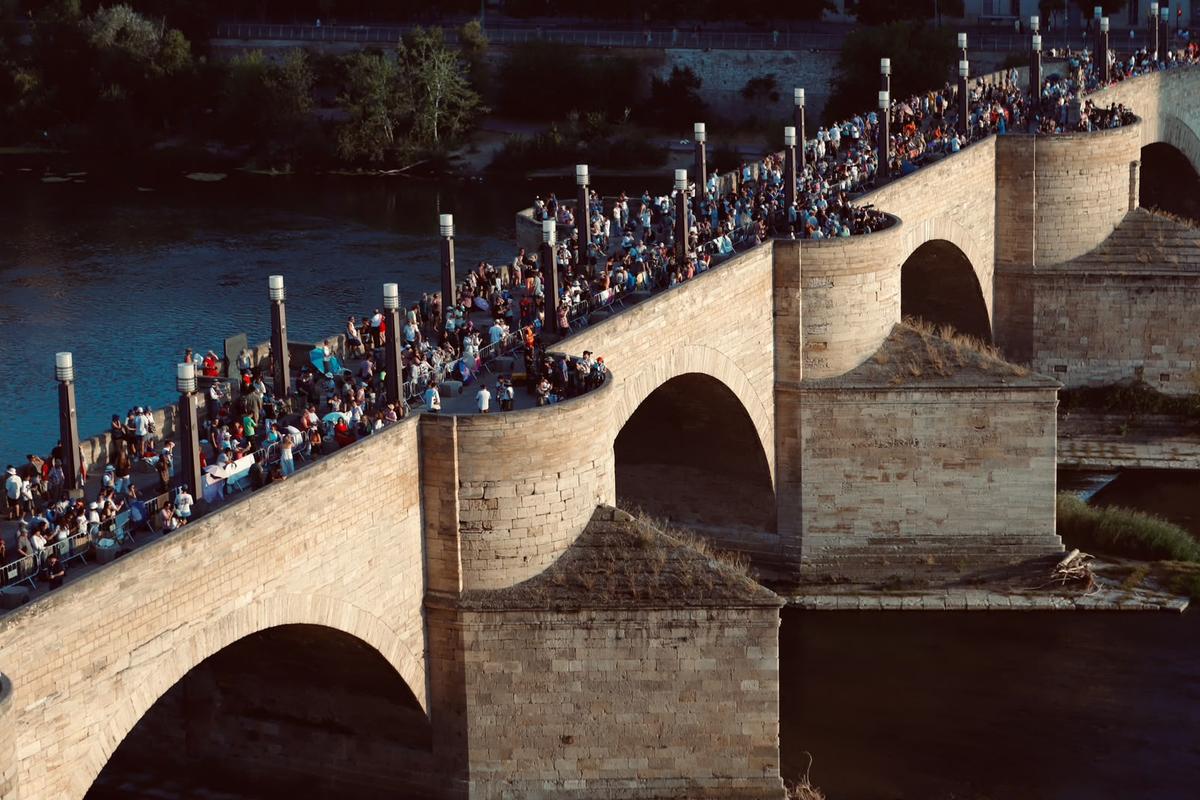 Centenares de personas poblaron el puente de Piedra de Zaragoza durante el eclipse