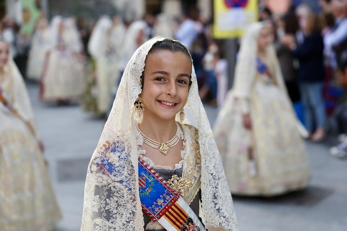 Carmen, Marta y la corte en la procesión de la Virgen de los Desamparados