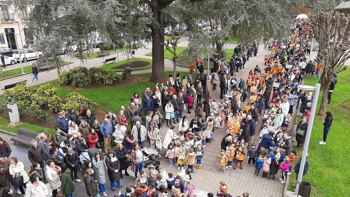 Más de mil niños de todos los colegios de Pola de Siero se unen en una marcha para dar a conocer la causa de "El ángel de Javi"