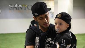 Neymar visita els seus companys del Santos amb el seu fill Davi Lucca.