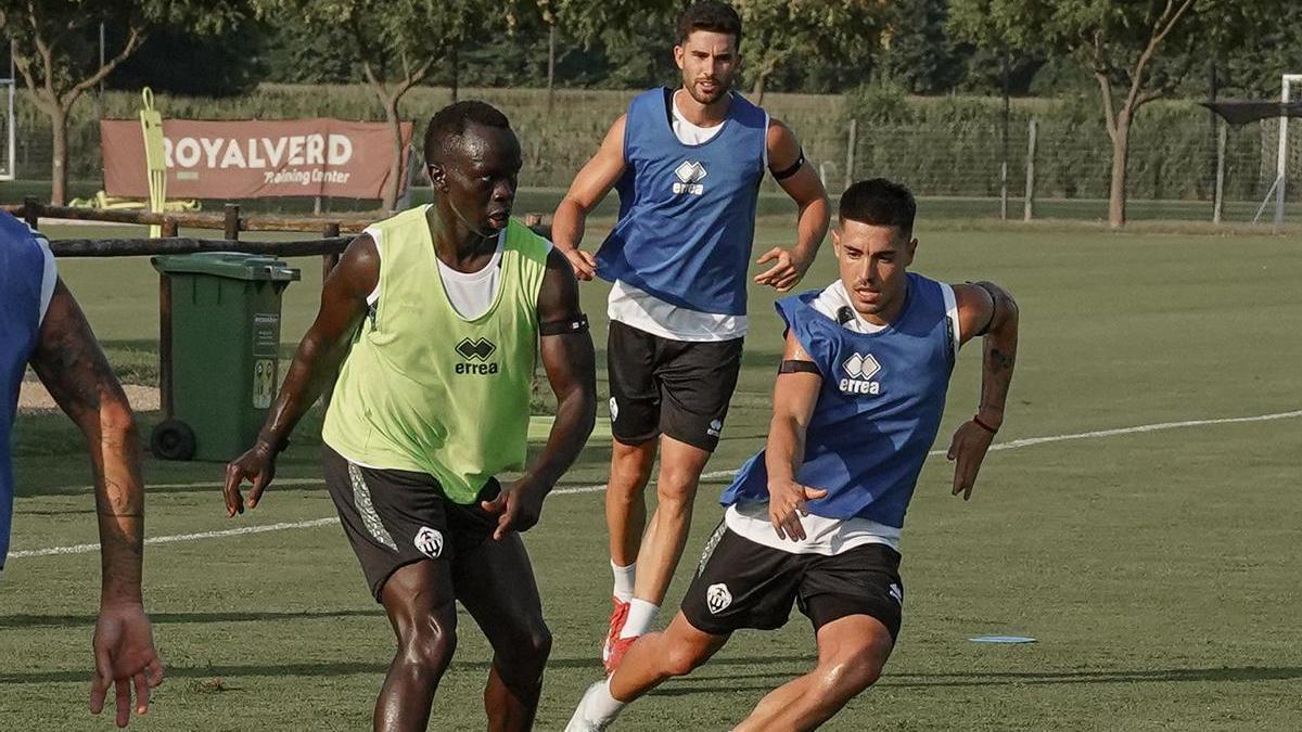 Mabil y Fran Castillo, con Barri detrás, durante el entrenamiento de hoy.