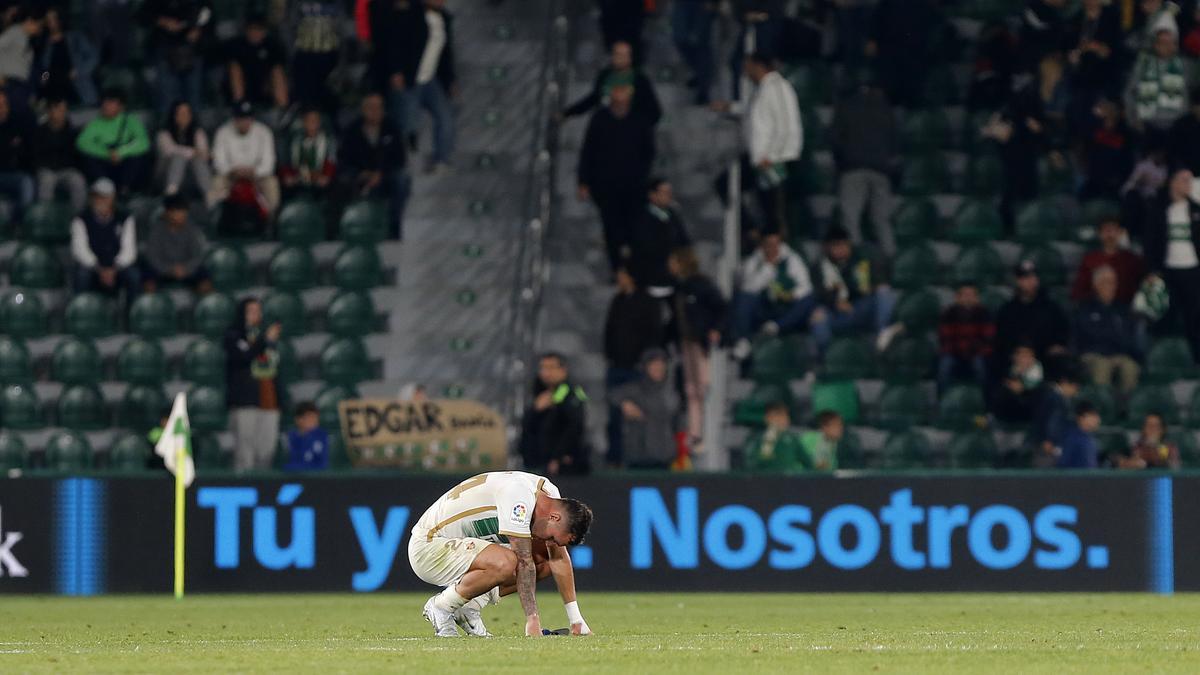 ELCHE (ALICANTE), 08/11/2022.- El lateral del Elche Pol Lirola, al término del encuentro de la decimocuarta jornada de la Liga Santander entre el Elche CF y el Girona FC disputado este martes en el estadio Martínez Valero, en Elche. EFE/Manuel Lorenzo