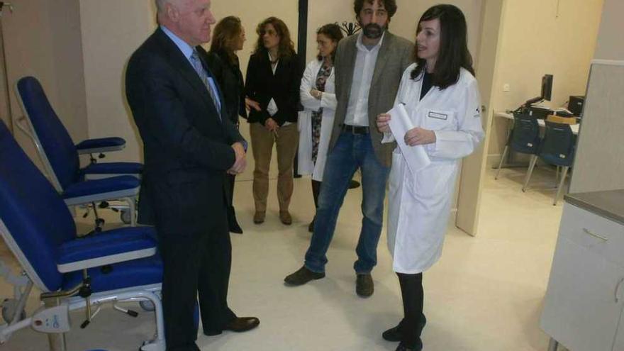 Blanco, Nieto y Noelia Varela, directora de enfermería, ayer, en el hospital.