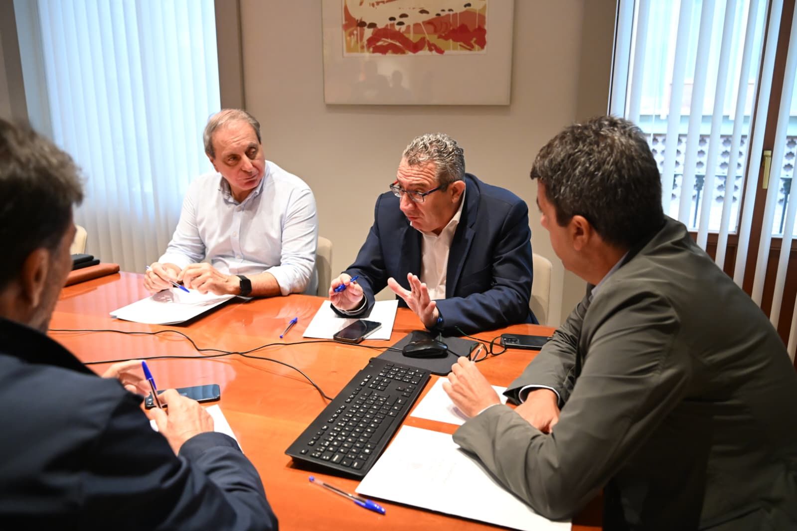 Carlos Mazón sigue desde Alicante la alerta roja por lluvias