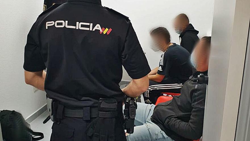 Varios detenidos en las dependencias del aeropuerto.