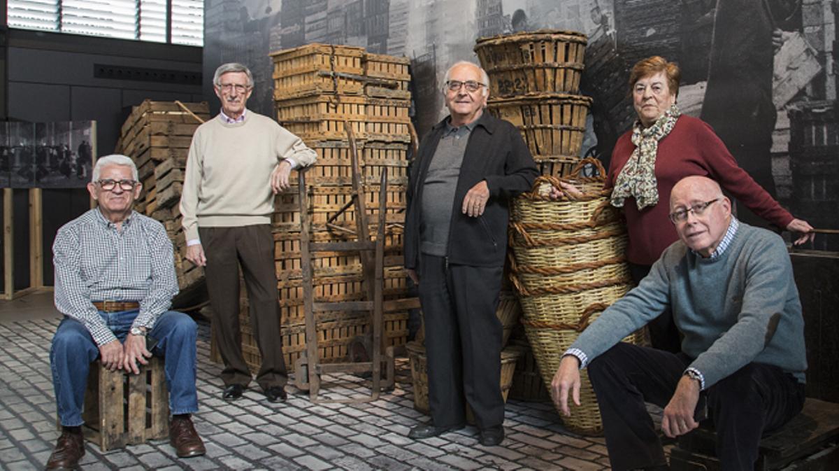 El Born Centre de Cultura i Memòria ha instalado ’La paradeta de la memòria’ con la colaboración de antiguos vecinos y vendedores que explican sus recuerdos con motivo de la exposición conmemorativa ’El Born, memòria d’un mercat’