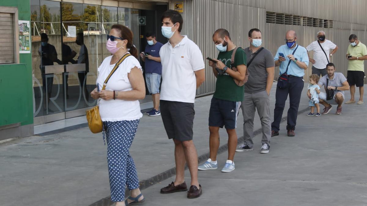 Colas en El Arcángel, este miércoles, para asistir al Córdoba CF-Extremadura, último amistoso de los blanquiverdes en casa.