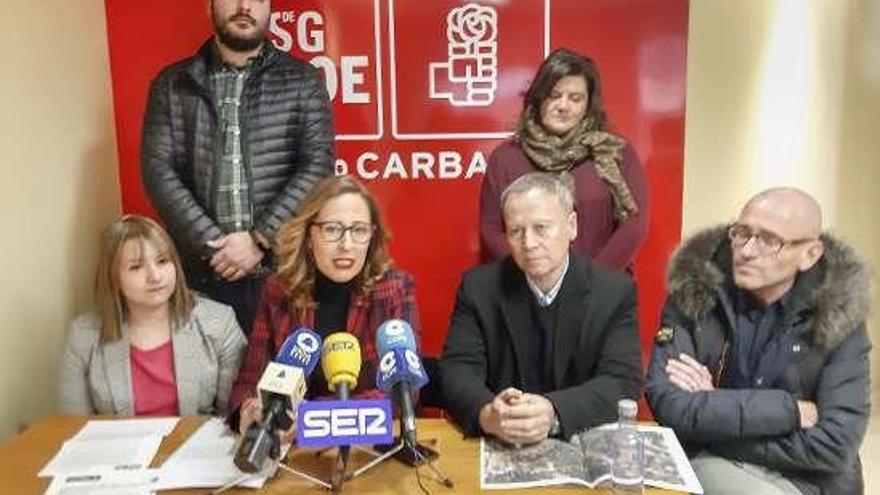 Noela Blanco y R. Villarino con otros miembros del PSOE. // C. P.