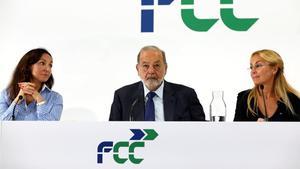 El empresario mexicano Carlos Slim, flanqueado por Esther Koplowitz y su hija, Esther Alcocer Koplowitz, presidenta de FCC, en su primera intervención como accionista mayoritario de la compañía.