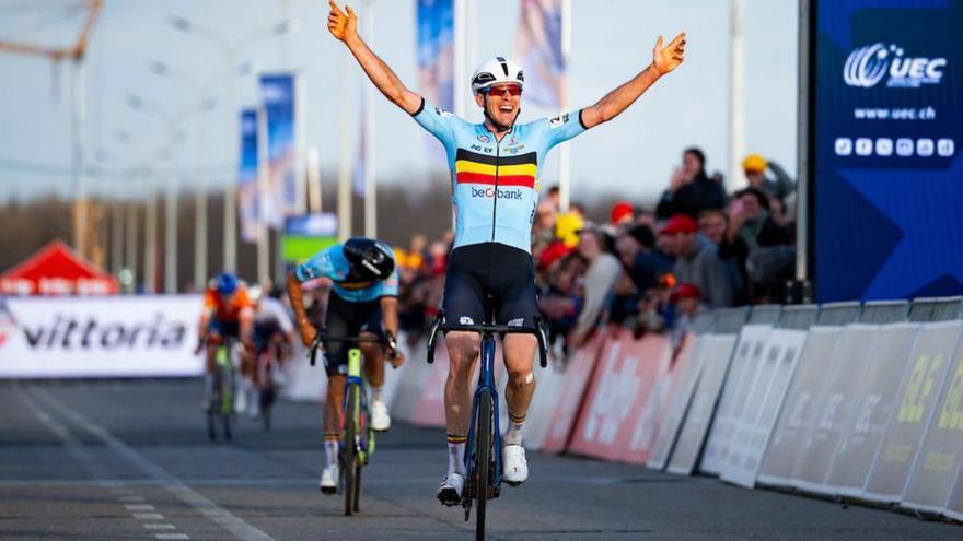 Toon Aerts celebra su victoria en el Europeo de ciclocrós.