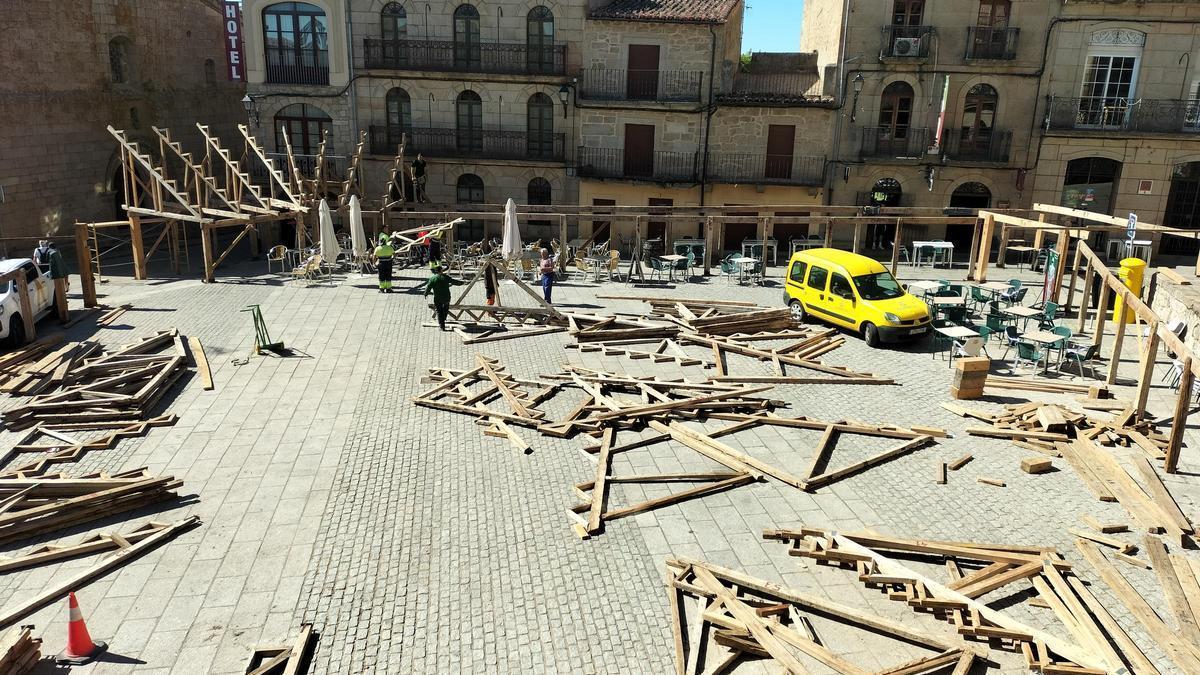 GALERÍA | El montaje de la plaza de madera de Fermoselle