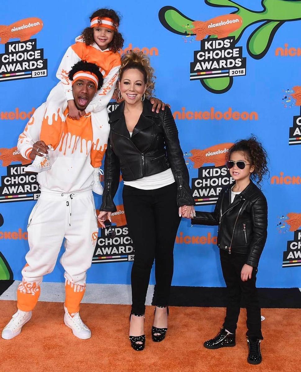 Nick Cannon junto a Mariah Carey y sus hijos en los Kids' Choice Awards