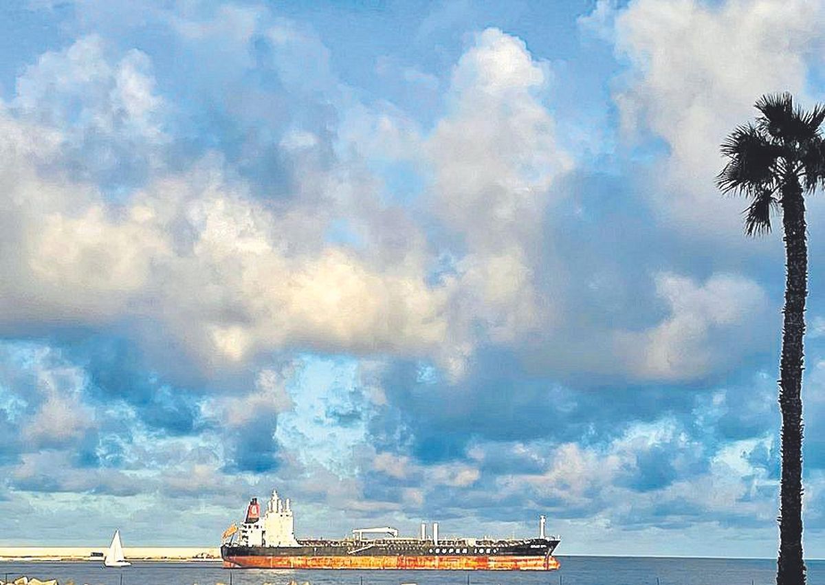 Cloudy skies, on Wednesday afternoon, in the bay of La Luz and Las Palmas
