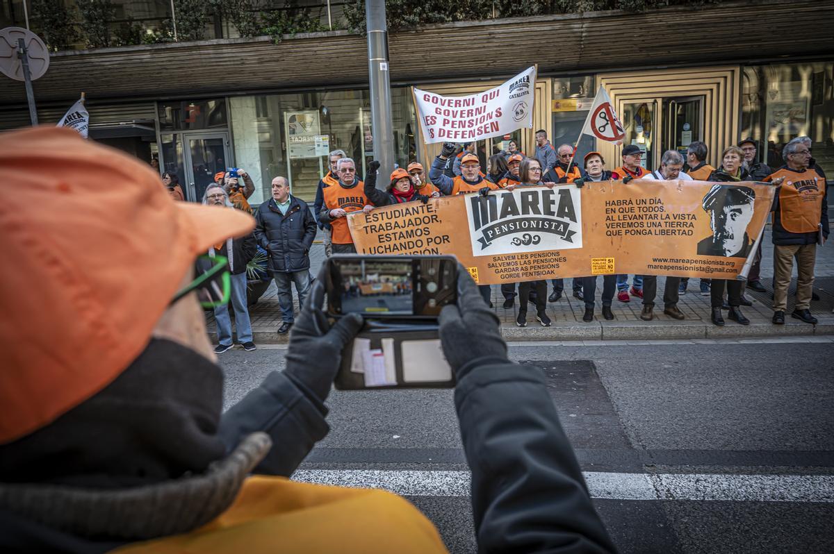 La Coordinadora de pensionistas se manifiesta por el centro de Barcelona