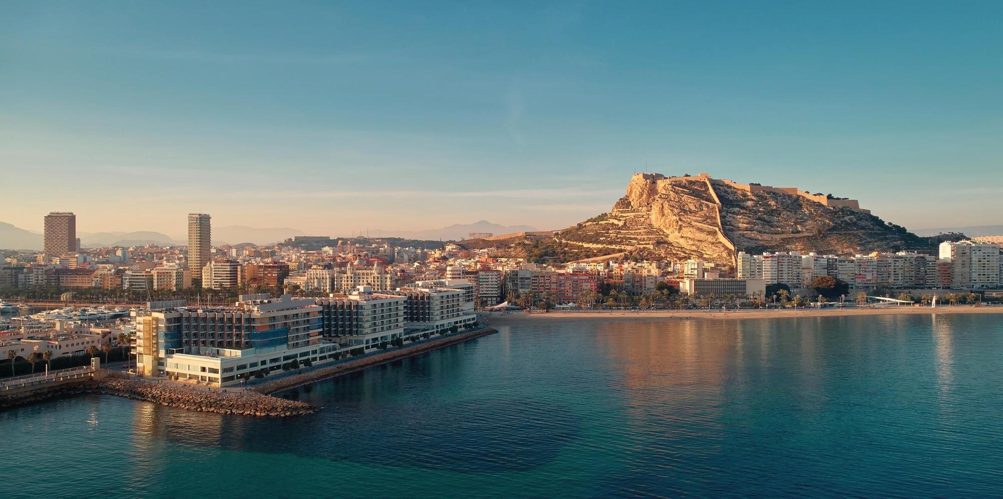 Foto aérea Alicante paisaje urbano. Costa Blanca, España