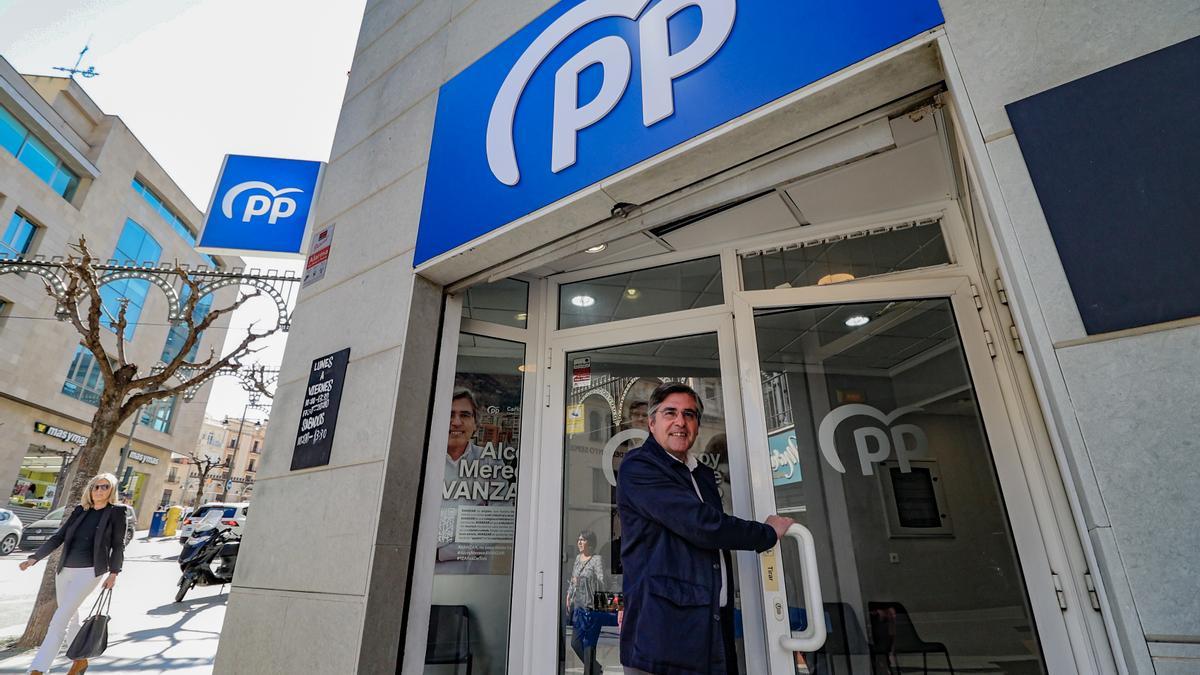 Carlos Pastor, candidato del PP a la alcaldía de Alcoy, entrando en la sede de campaña del partido.