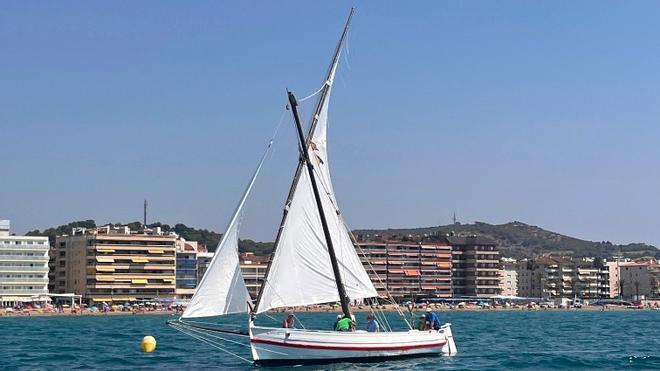 Una histórica barca de pesca casi centenaria vuelve a navegar por la costa catalana