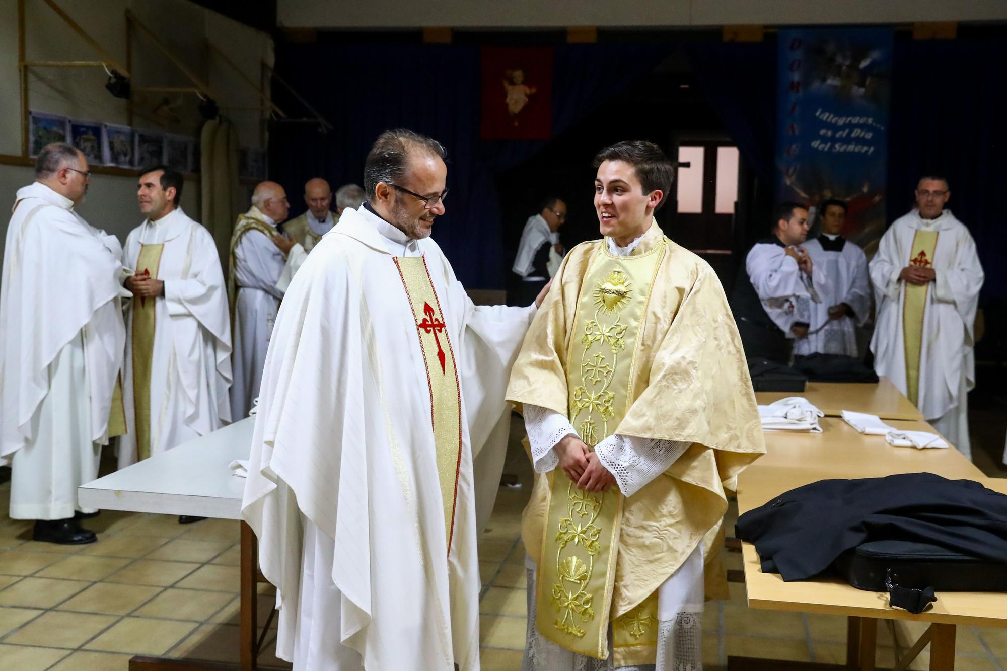 Oficia su primera misa con tan solo 24 años: así fue el multitudinario debut del sacerdote Ernesto Gómez Juanatey