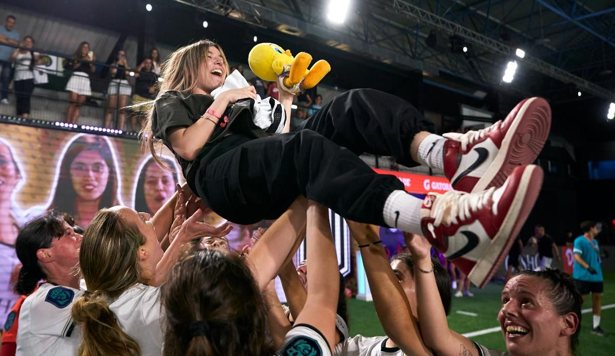 Las jugadoras de PIO Femenil mantean a la presidenta del equipo, la streamer mexicana Samy Rivera. Las jugadoras de PIO Femenil mantean a la presidenta del equipo, la streamer mexicana Samy Rivera.