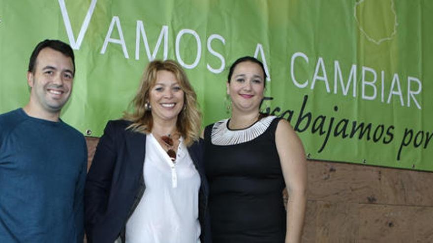 Isabel Guerra, en el centro junto a Leticia Dávila, que fue candidata en 2011 y David Rosario, número 2 en la lista de NC en 2011.