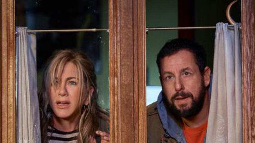 Aniston i Sandler en la sèrie | CEDIDA A ACN PER NETFLIX