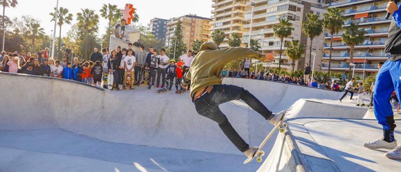 Un joven practica Skate en un parque de Cullera. | VICENT M. PASTOR