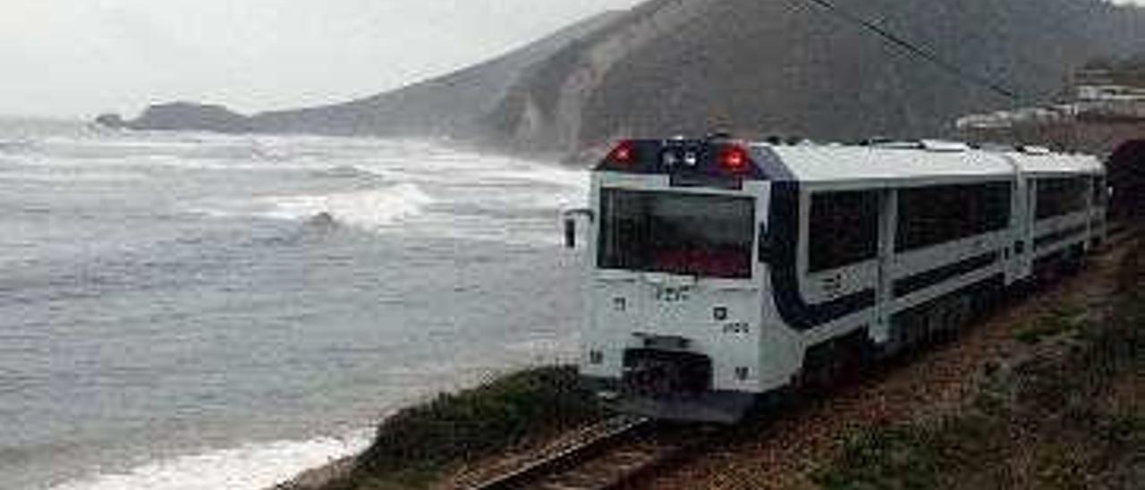 Un tren, por la costa oriental.