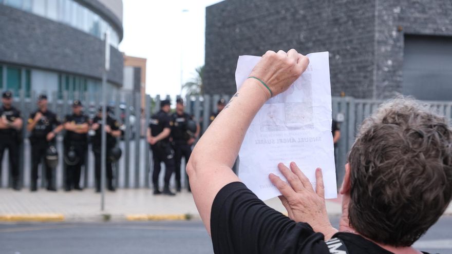 Recogen fondos para otra autopsia al fallecido en una celda de la Comisaría de Elche