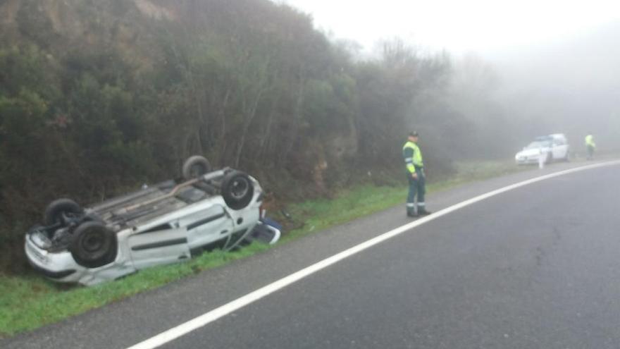 El vehículo quedó volcado