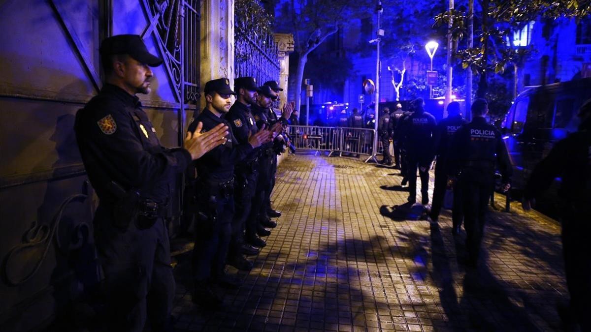 Homenaje de mossos y guardias urbanos en Via Laietana por la muerte de un policía nacional por covid-19