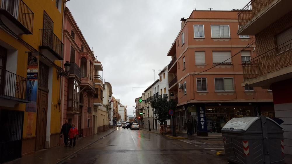 Vista de Requena esta mañana, bajo una fina y persistente lluvia.