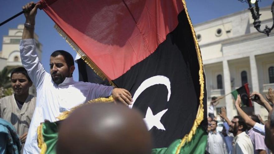 Trípoli, desabastecida y con vacío de poder político, aguarda suministros