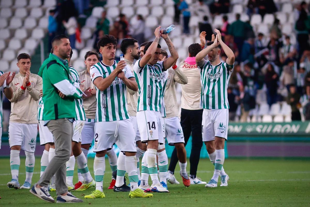 Los jugadores del Córdoba CF celebran su triunfo ante el Granada en El Arcángel.