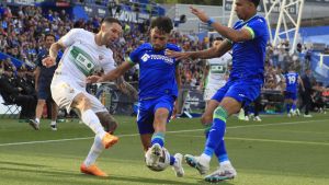 GETAFE (ESPAÑA), 20/05/2023.- Munir El Haddadi y Gastón Álvarez (d) del Getafe disputa un balón ante Aleñà (i) del Elche este sábado, durante un partido de LaLiga, entre el Getafe y el Elche, en el Coliseum Alfonso Pérez de Getafe, Madrid (España). EFE/ Fernando Alvarado