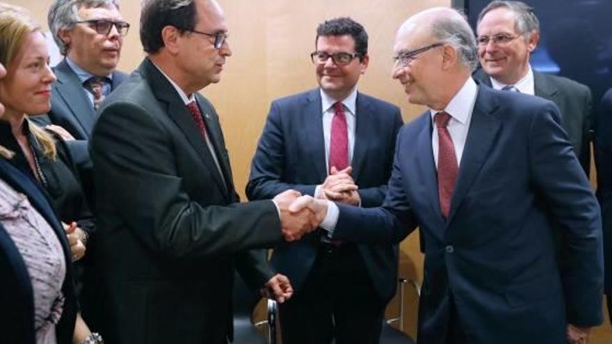 El conseller Vicent Soler saluda a Cristóbal Montoro durante un Consejo de Política Fiscal.