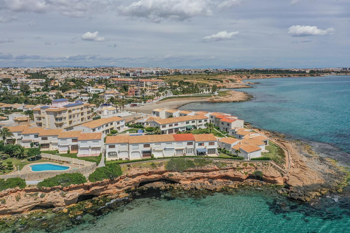 Vista aérea de viviendas turísticas en Orihuela Costa.