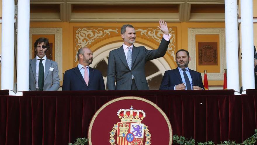 El rey Felipe VI brinda su apoyo a los toros en la corrida de la Beneficencia